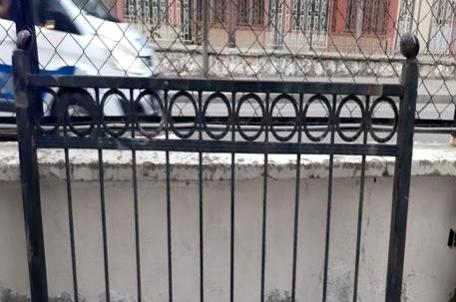 Sırtında demir korkuluk ile polislere yakalandı